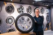 Continental leverer vinterdekk som er blant de beste på markedet. BestDrive ansatt viser frem vinterdekket Continental VikingContact 7.