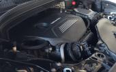 Motorrommet på en bil for å illustrere årlig/km-basert service