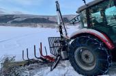 Traktor om vinteren med Flom kjetting på dekkene